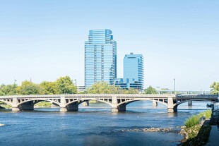 城市河畔桥梁与高楼景观