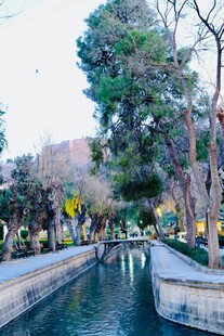 城市中静谧的水道景观