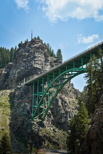 山间绿色高架桥风景