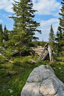 山间石景与木屋