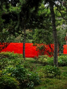 红墙绿树间的自然景致