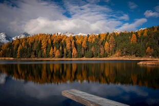秋日湖畔美景