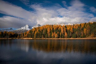 秋日湖畔山林美景