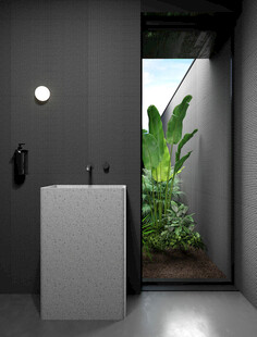 现代浴室中的绿植景观