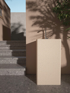 户外米色方形花箱与阶梯