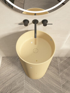 洗手盆下接水桶收集废水