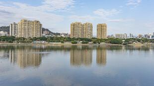 湖畔高楼倒影美景