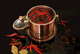 铜锅盛火辣香料