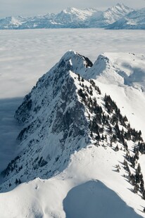 巍峨雪山壮丽景观