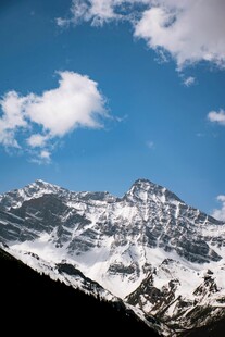 壮丽雪山蓝天美景
