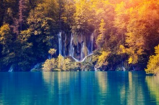 梦幻湖景中的秋日森林风光