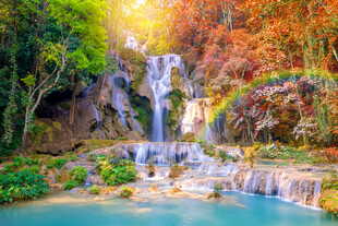 山林中的梦幻瀑布美景