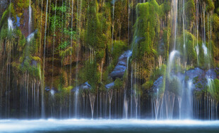 山间绿瀑美景