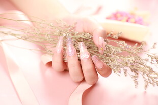 精致美甲搭配干花装饰