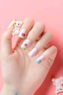 可爱美甲搭配卡通饰品