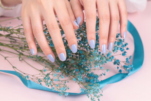 精致美甲搭配清新小植物