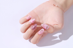 精致美甲的女性手部特写