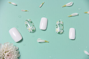 清新美甲搭配花卉装饰