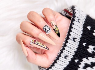 个性美甲搭配特色戒指