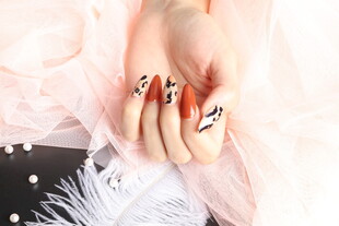 时尚美甲手部特写展示