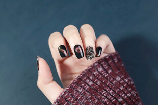 时尚美甲搭配温暖针织手套