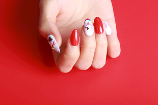 红色背景下的精美美甲
