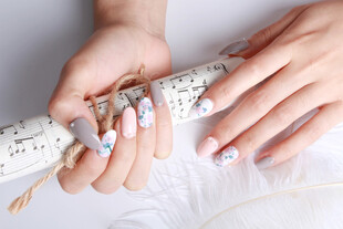 精致美甲手部特写展示