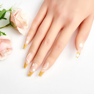 精致美甲搭配优雅花卉