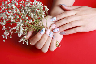 美甲美手与清新满天星