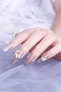 精致美甲的优雅手部特写