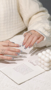 女性专注制作美甲