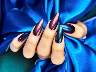 绚丽美甲搭配蓝色绸缎