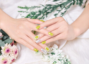 美甲装饰的精致女性双手