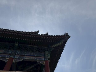 中式古建筑屋檐一角