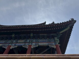 中式古建筑屋檐一角