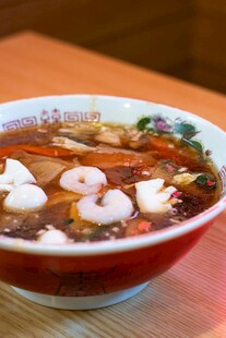 鲜虾红油热汤面