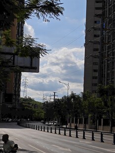 城市街道旁的高楼景观