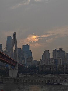 黄昏下的城市桥梁景观