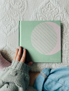 手捧简约封面绿色书籍样机