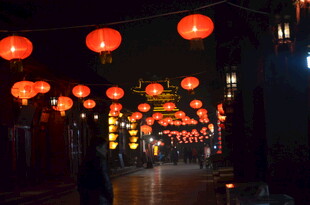 古巷红灯笼营造温馨夜景