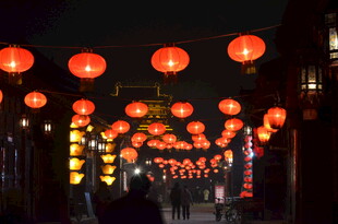 夜晚街道上的红灯笼景观