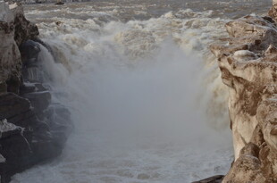 黄河壶口瀑布壮观景象