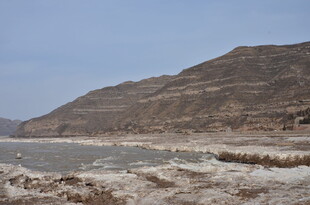 黄河边荒凉山丘景观