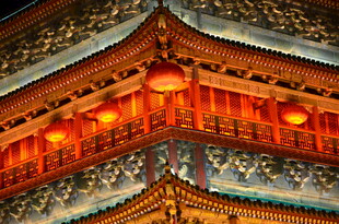 古建屋檐下的红灯笼