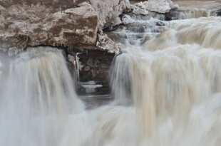壮观瀑布水流倾泻而下