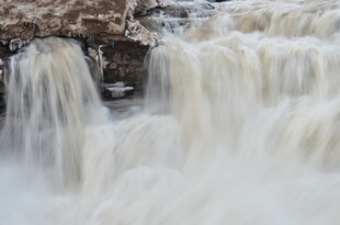 山间瀑布水流倾泻而下
