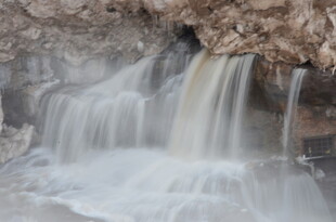 山间小瀑布景观