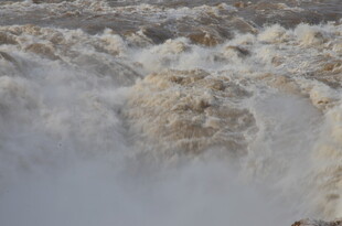 黄河奔腾的汹涌壮观景象