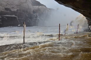 汹涌河水冲击下的壮观景象