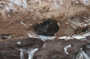 岩石洞穴中的水流景观